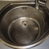 Sudoper s kamencem prije čišćenja